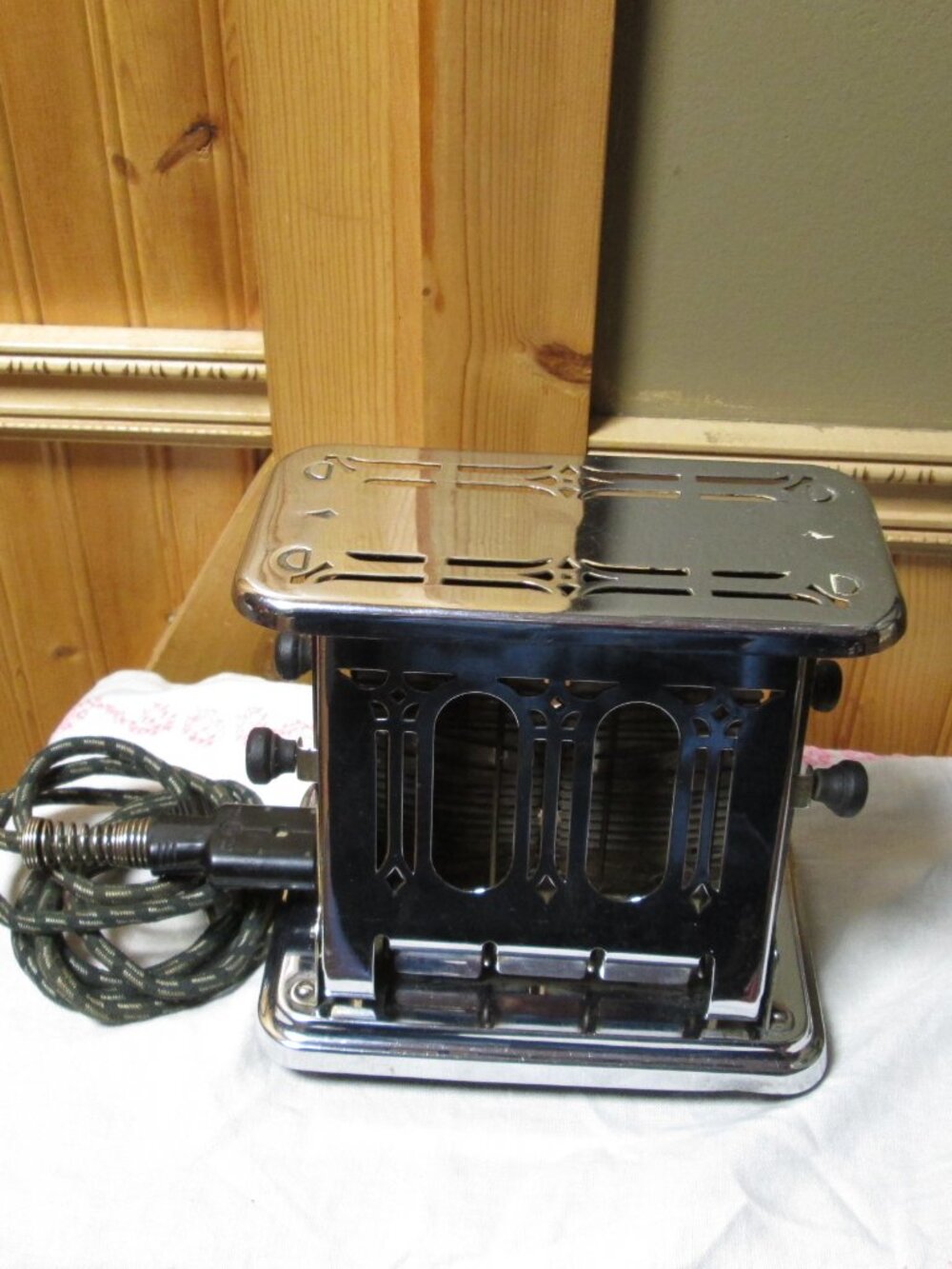 Vtg Universal Chrome 2 door slice art deco toaster with cord and heats up